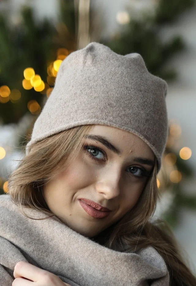 Knitted-beanie-from-wool-and-cashmere-2.