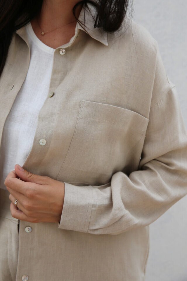 Classic-linen-shirt-in-sand-with-front-pocket