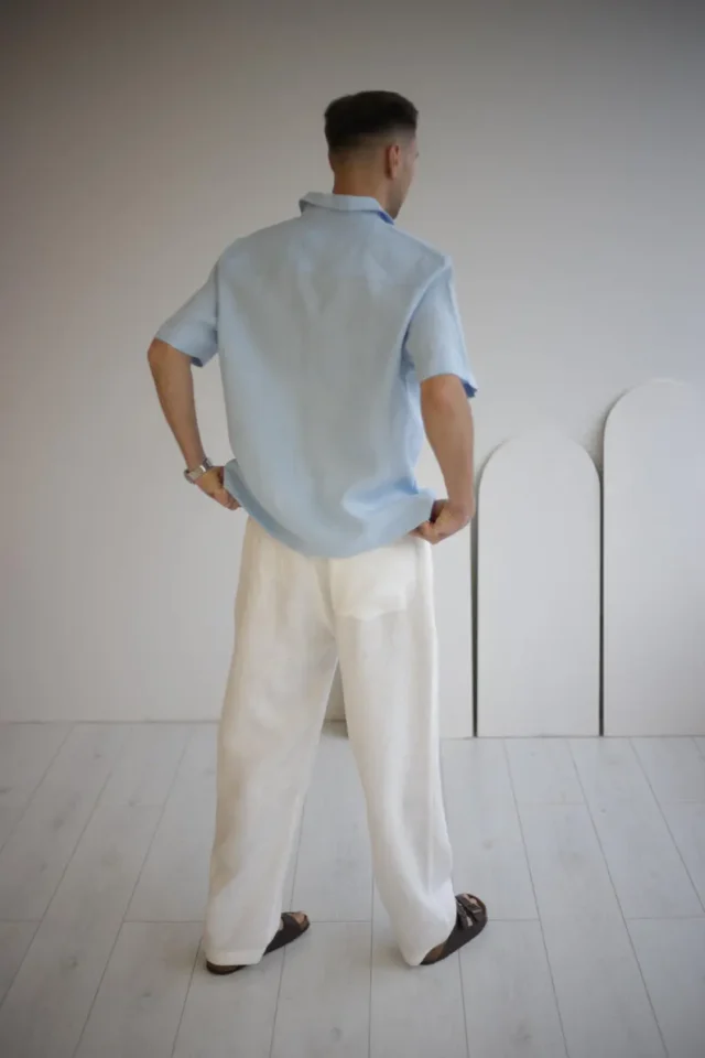 Back view of men`s white linen FLORIDA pants, highlighting the waistband with strips for an adjustable and comfortable fit.